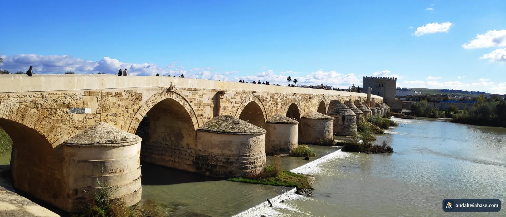 A Ponte Romana de Córdova sobre o Guadalquivir sob um céu azul