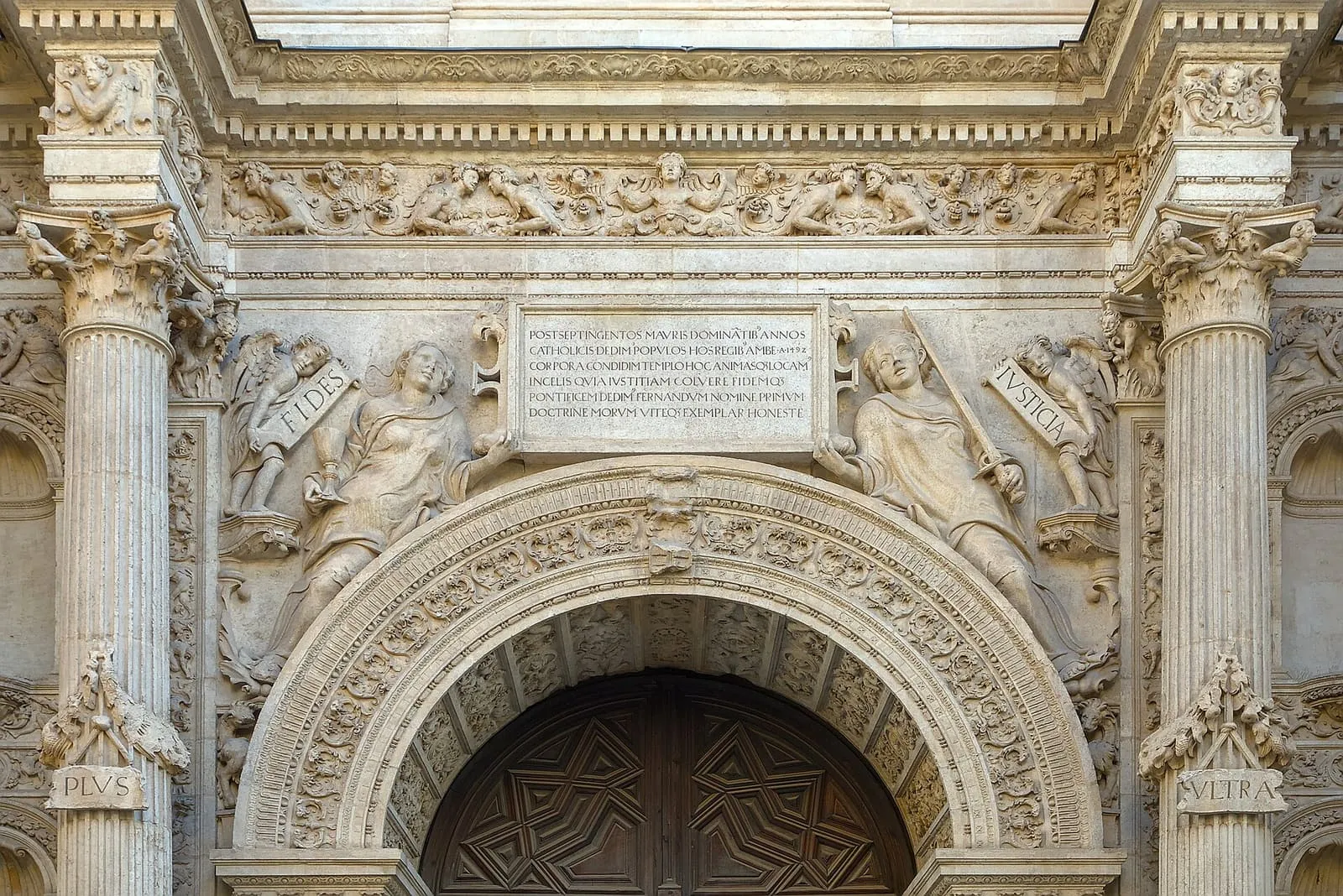 Reliefs Renaissance sculptés au-dessus de la Puerta del Perdón de la cathédrale de Grenade