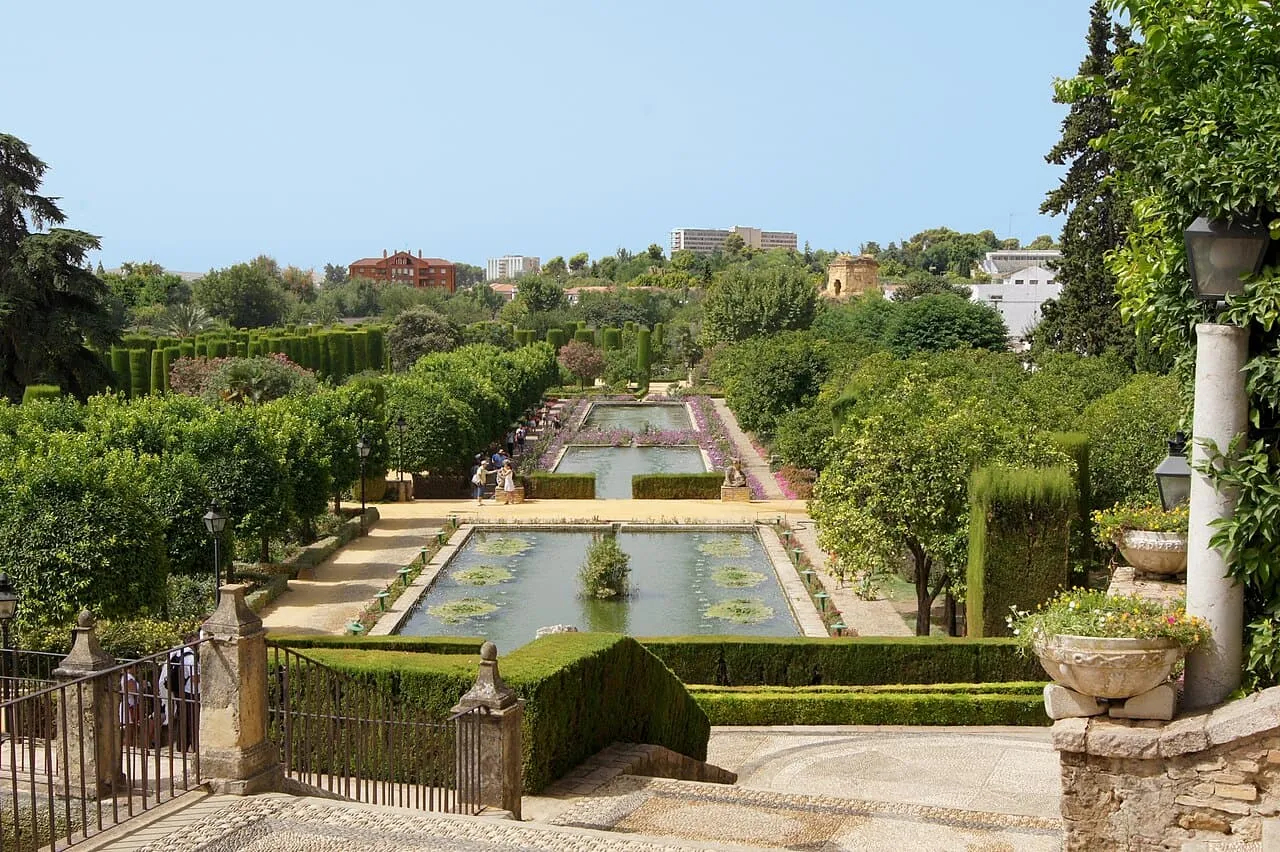 Estanques, setos y cipreses en los jardines del Alcázar de los Reyes Cristianos de Córdoba