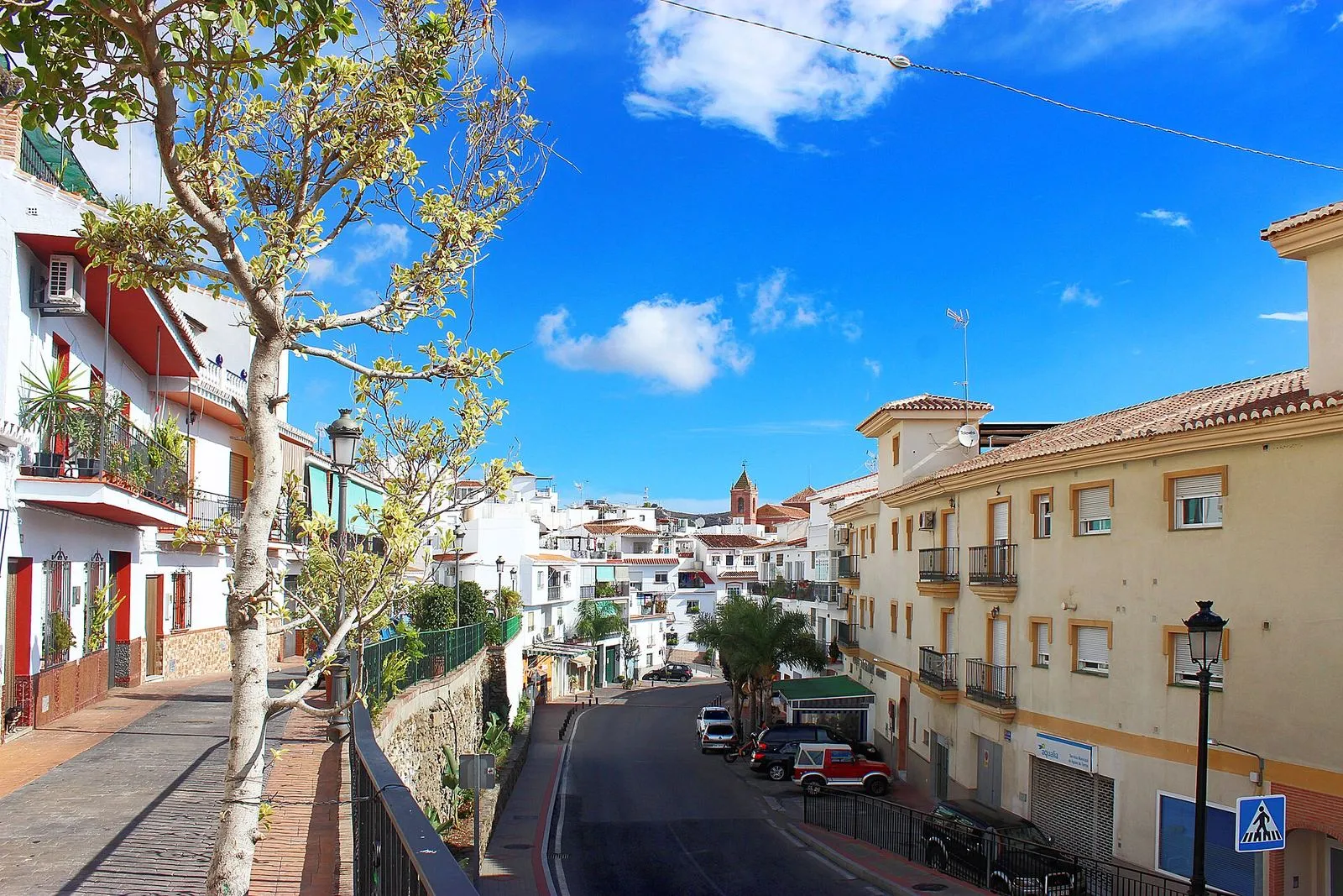 Das weiße Dorf Torrox Pueblo an seinem Hang über der Costa del Sol