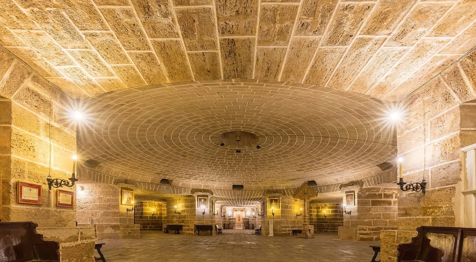 La cripta de piedra bajo la Catedral de Cádiz, con su amplia bóveda circular casi plana