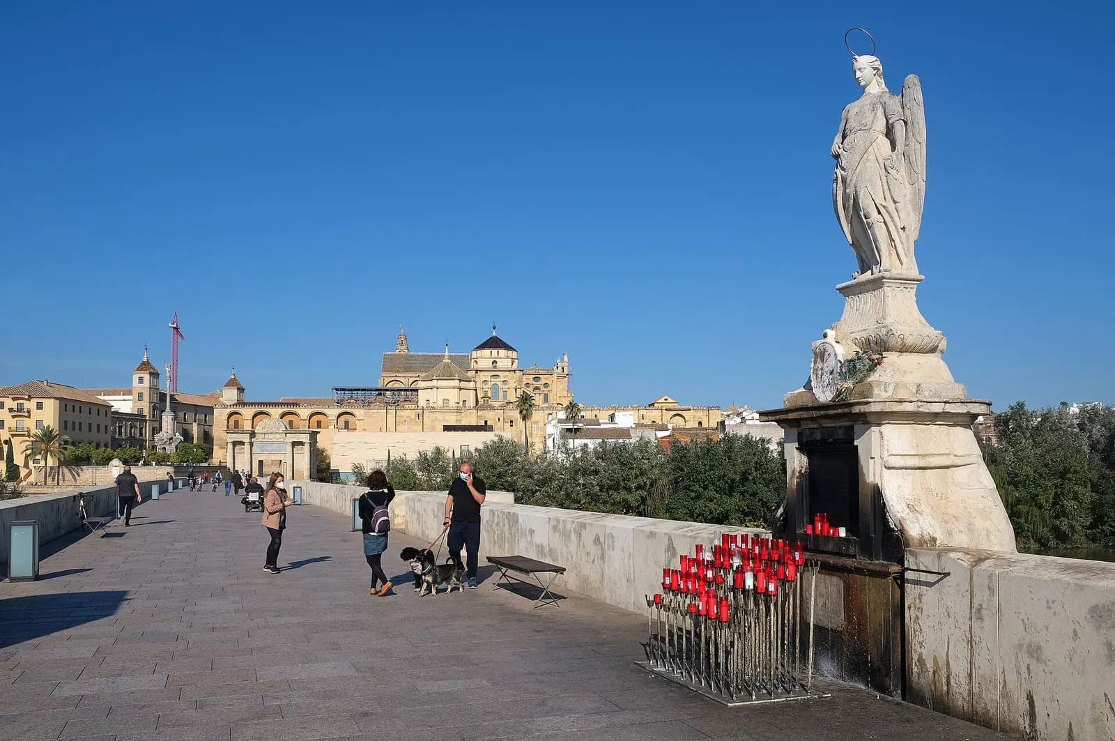 La estatua de San Rafael en el Puente Romano de Córdoba, con la Mezquita al fondo