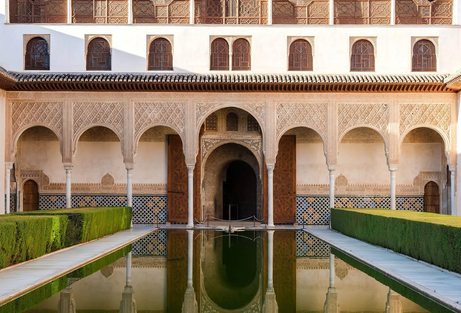El Patio de los Arrayanes de la Alhambra de Granada, con su alberca y su pórtico labrado