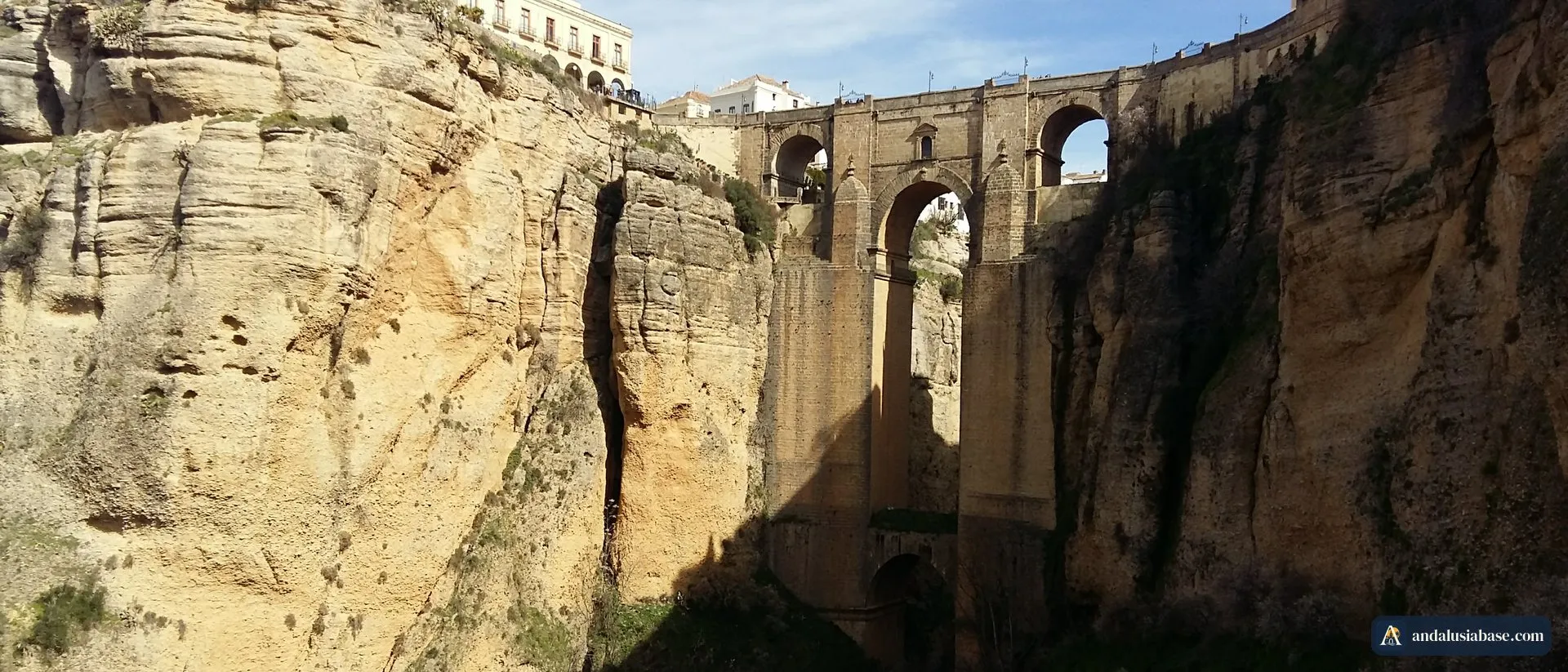 A Puente Nuevo e as paredes a pique do Tajo, vistas do caminho abaixo de Ronda