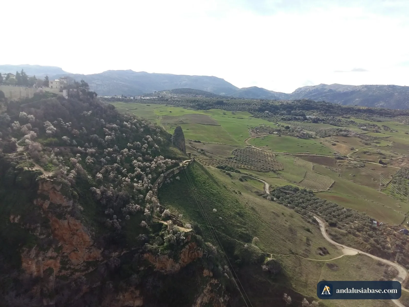 Campos agrícolas e serras no vale aos pés de Ronda