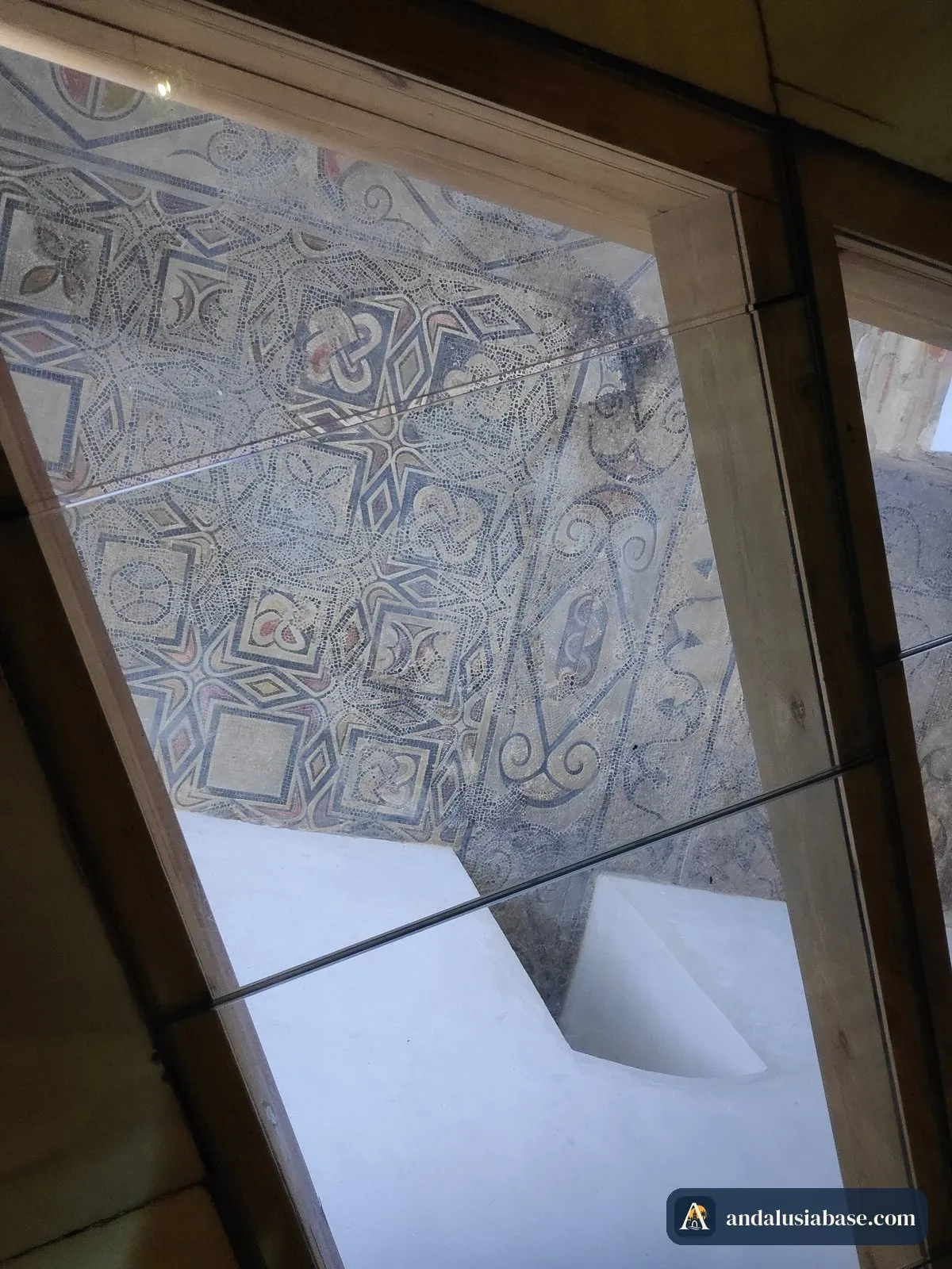 Mosaico visigótico do pavimento visto através de um painel de vidro na Mesquita