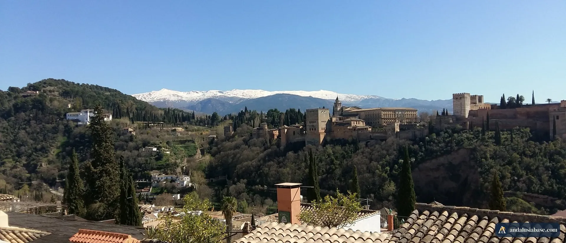 A Alhambra e a Sierra Nevada nevada sob um céu azul limpo, vistas do Albaicín, em Granada