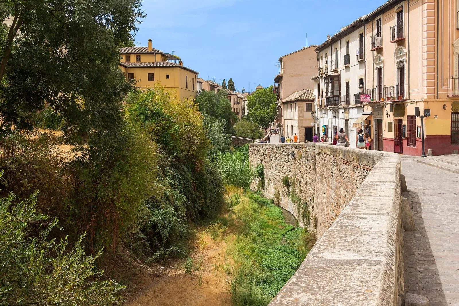 La Carrera del Darro a Granada, strada con parapetto in pietra lungo lo stretto fiume Darro