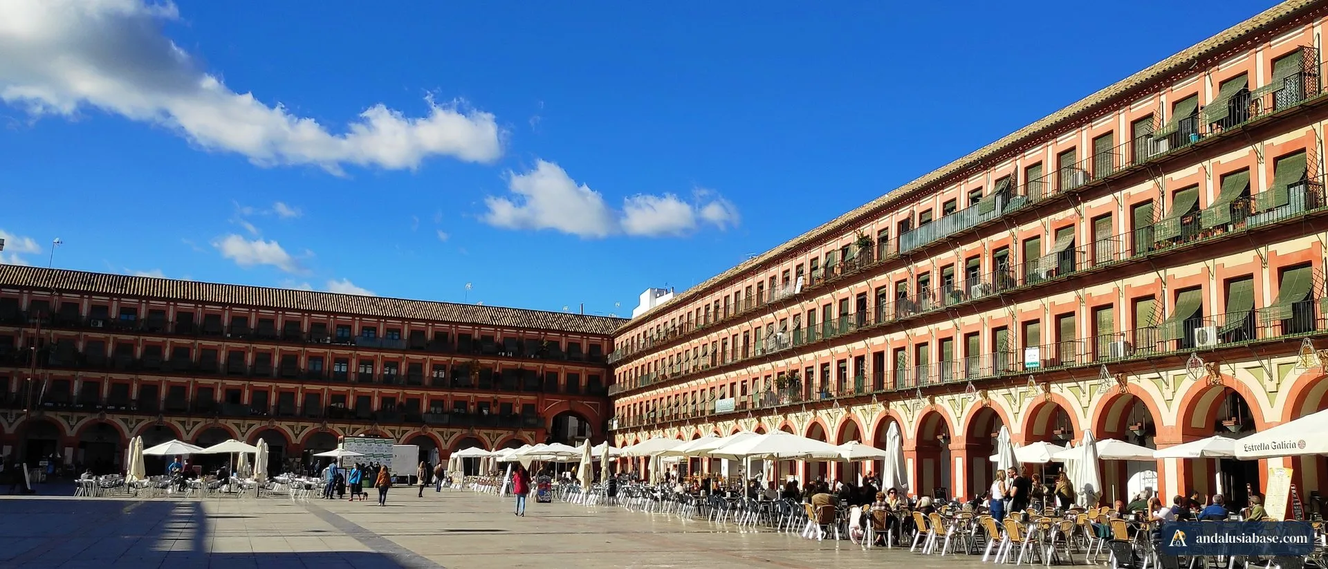 Esplanadas sob as arcadas e varandas da Plaza de la Corredera, em Córdoba