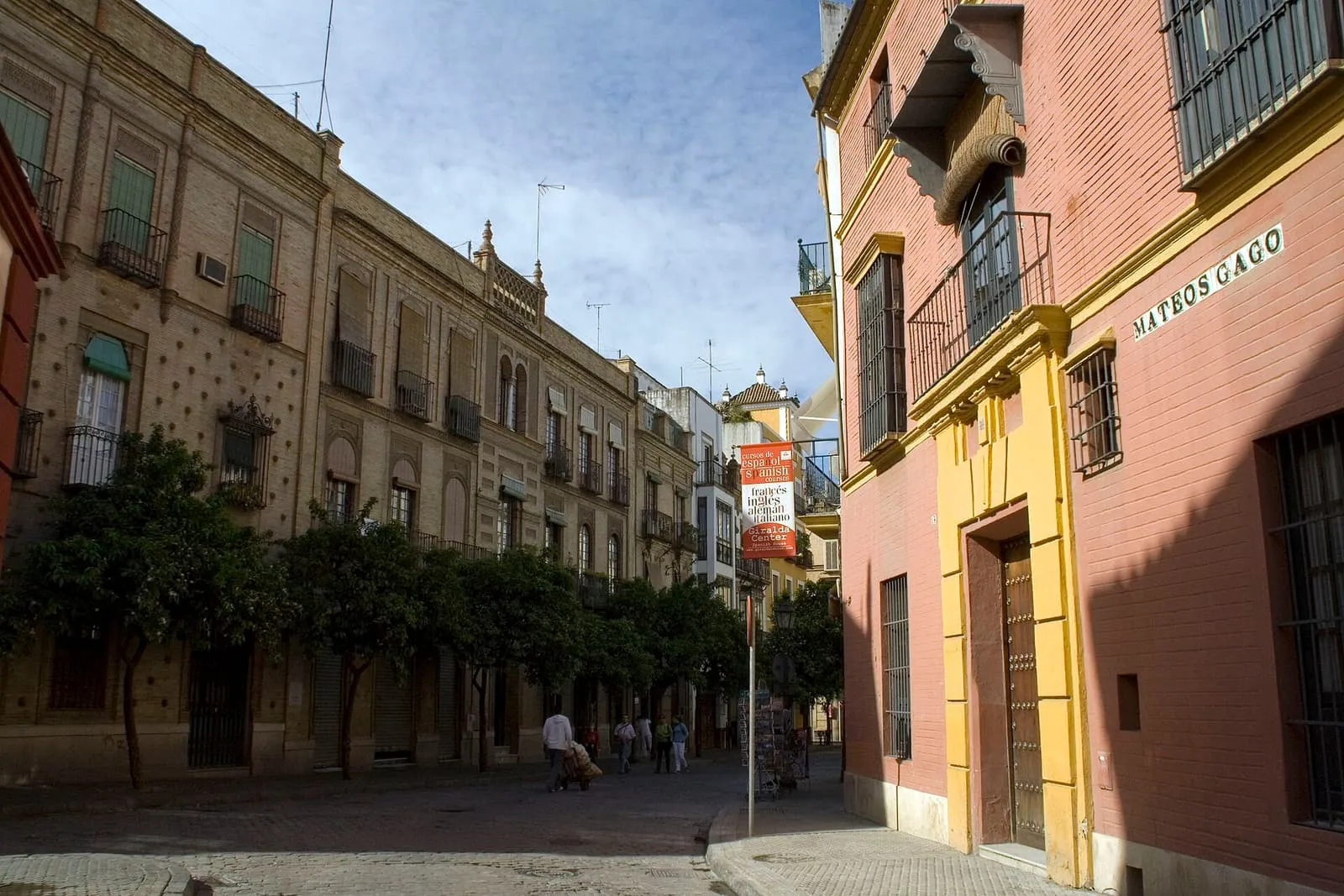 La Calle Mateos Gago, dans le quartier de Santa Cruz à Séville, bordée d'orangers et de façades anciennes