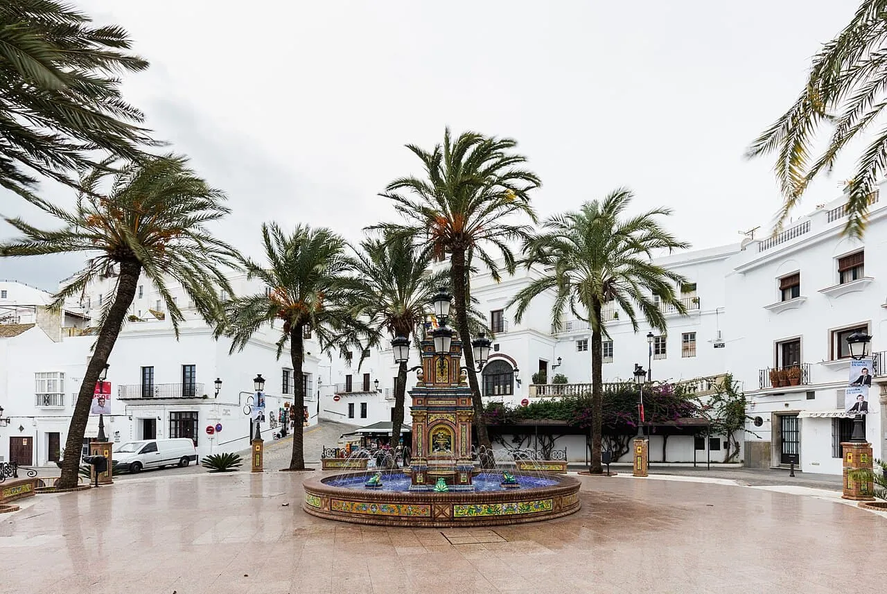 La Plaza de España di Vejer de la Frontera, con la fontana di azulejos e le palme