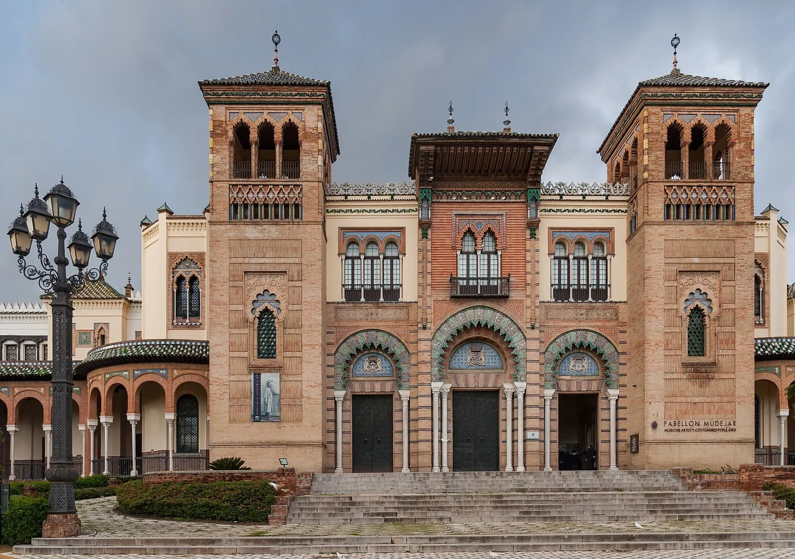 Der Pabellón Mudéjar aus Backstein und Fliesen mit zwei Türmen im Parque de María Luisa, Sevilla