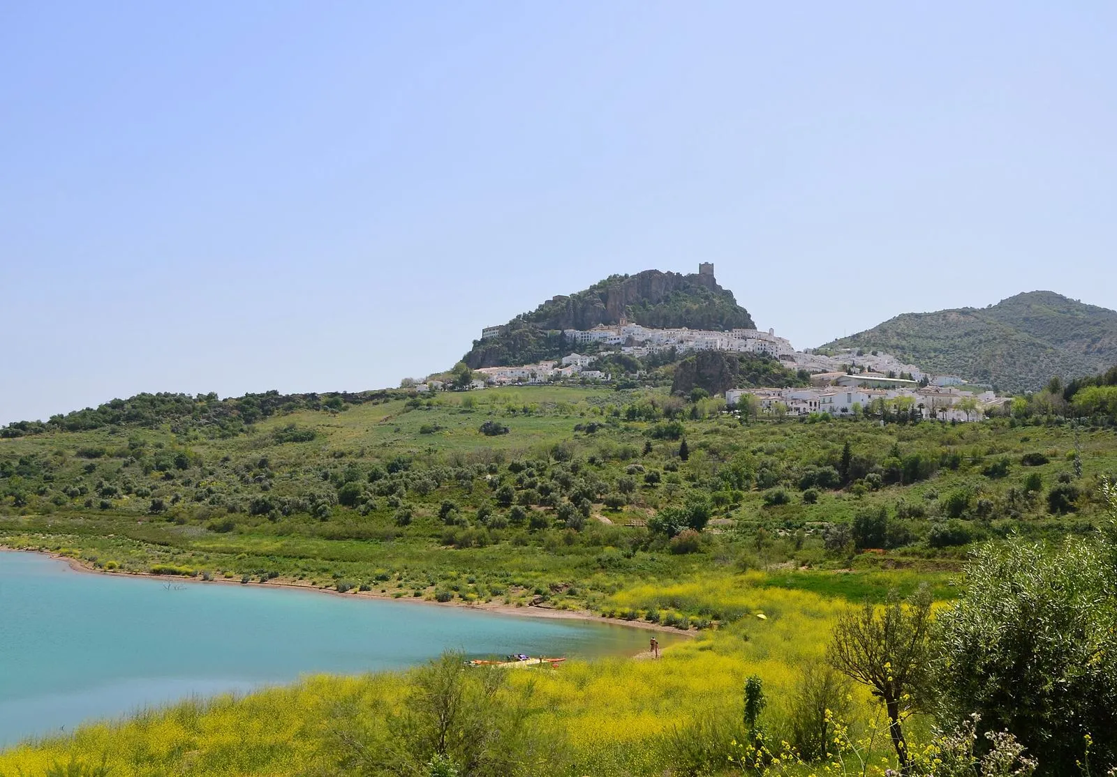 Zahara de la Sierra e o seu castelo num penhasco sobre a albufeira turquesa